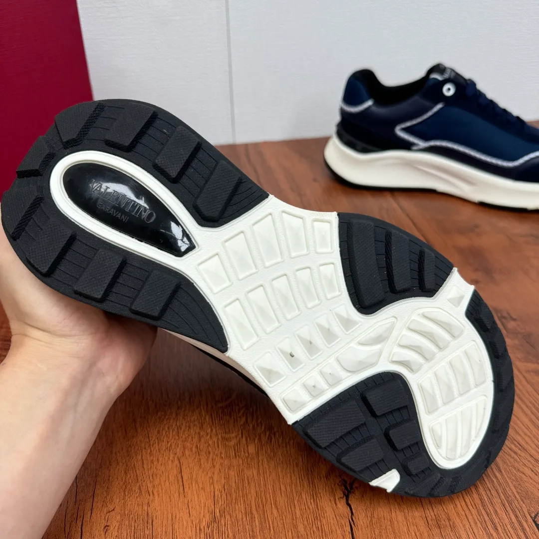 [Valentino] Top P: 820💰 Size: 39-44 leather shoe size (can be customized 38.45 cannot be returned or exchanged) VALENTION/Valentino FREEDOTS series new spring and summer men's sports shoes Lightweight and breathable casual thick-soled men's shoes Classic contrasting splicing design Suede cowhide stitching nappa calfskin + breathable technical mesh material Hot glue brand pattern badge logo details Delicate calfskin feet Lightweight mesh lining, ultra-light TPU foam rubber outsole, sports version, thick-soled style design, easy and versatile, multiple colors available, able to meet various matching needs, complete package! Item number: HL6688 blue